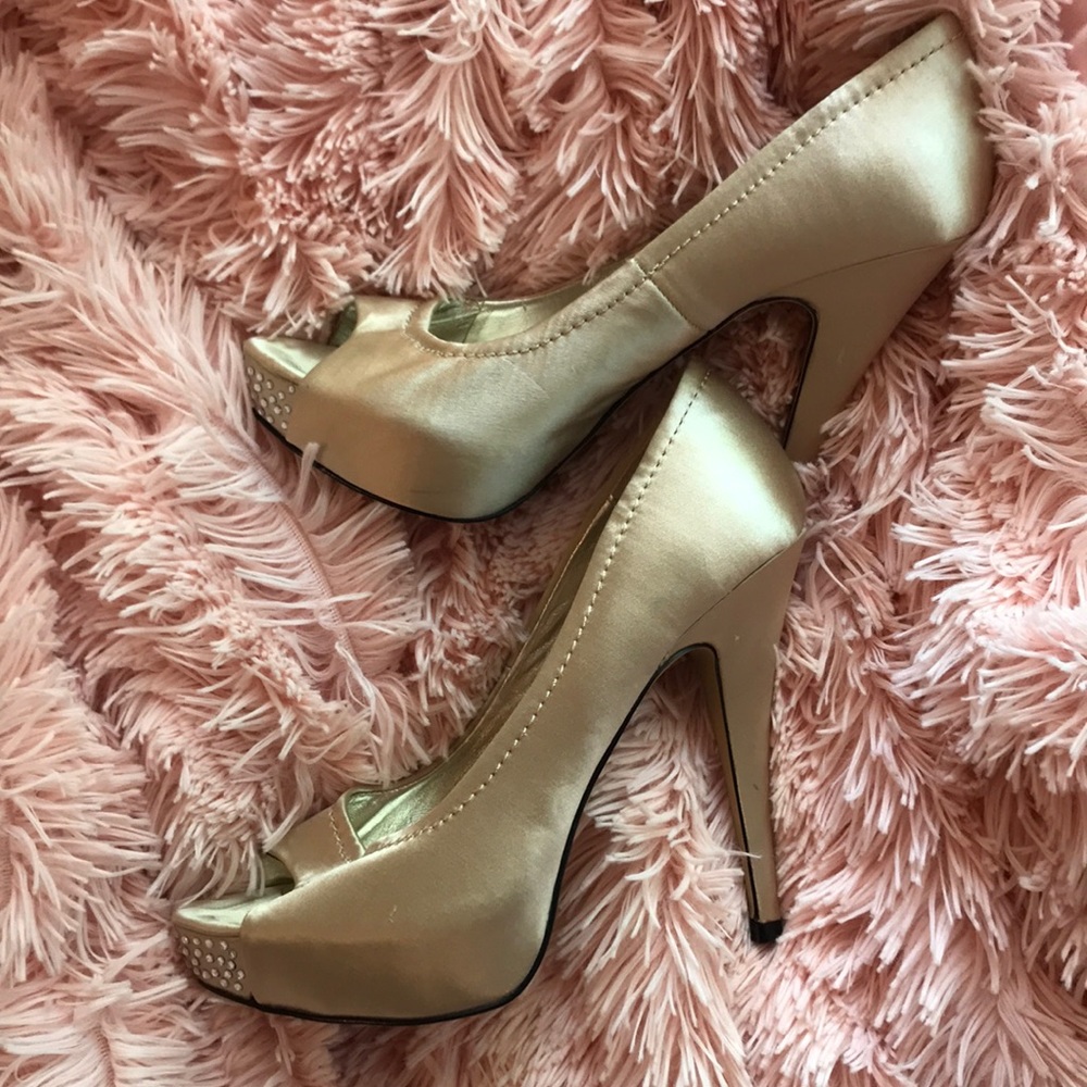 Nude metallic silky peep toe heels